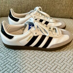 In excellent condition! Women’s Adidas Sambas